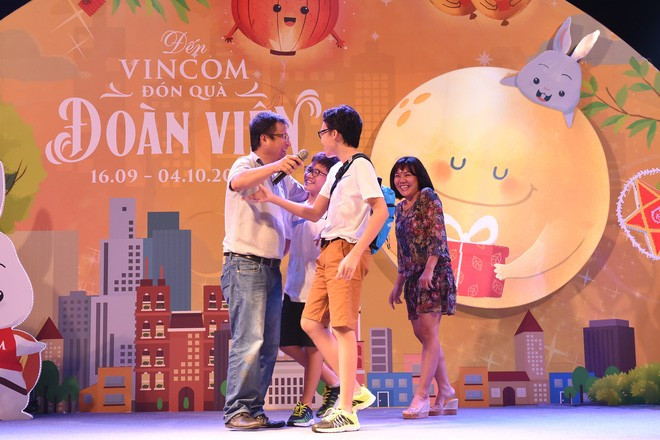 Món quà bất ngờ Vincom dành tặng cho anh Đặng Đức Thanh Phong, một nhân sự tạm xa gia đình 3 tuần để tham gia thi công "Vạn thỏ ngắm siêu trăng", đã gây xúc động cho khán giả. Vincom đã đưa vợ con anh Phong từ Thành phố Hồ Chí Minh ra Hà Nội, đoàn viên với anh sau nhiều ngày xa cách.