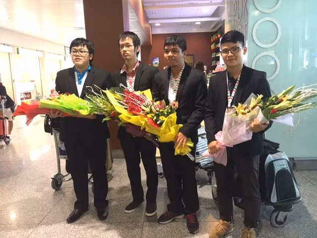Các học sinh tham dự Olympic Tin học quốc tế 2017 vừa trở về nước sau cuộc thi tại Iran.