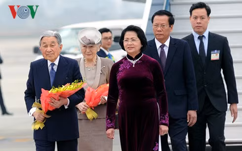 Phó Chủ tịch nước Đặng Thị Ngọc Thịnh ra sân bay đón Nhà vua Nhật Bản và Hoàng hậu.