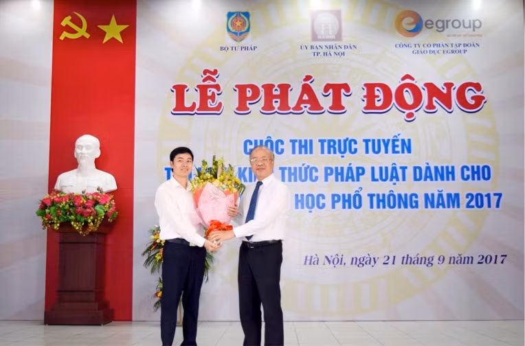 Thứ trưởng Bộ Tư pháp – ông Phan Chí Hiếu tặng hoa Đại diện Tập đoàn Giáo dục Egroup.