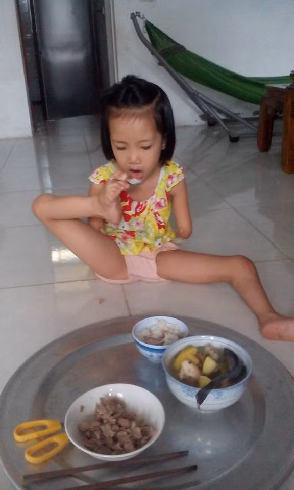 Không có bàn tay nên mọi sinh hoạt của Linh đều phụ thuộc vào đôi chân. Không có bàn tay nên mọi sinh hoạt của Linh đều phụ thuộc vào đôi chân.