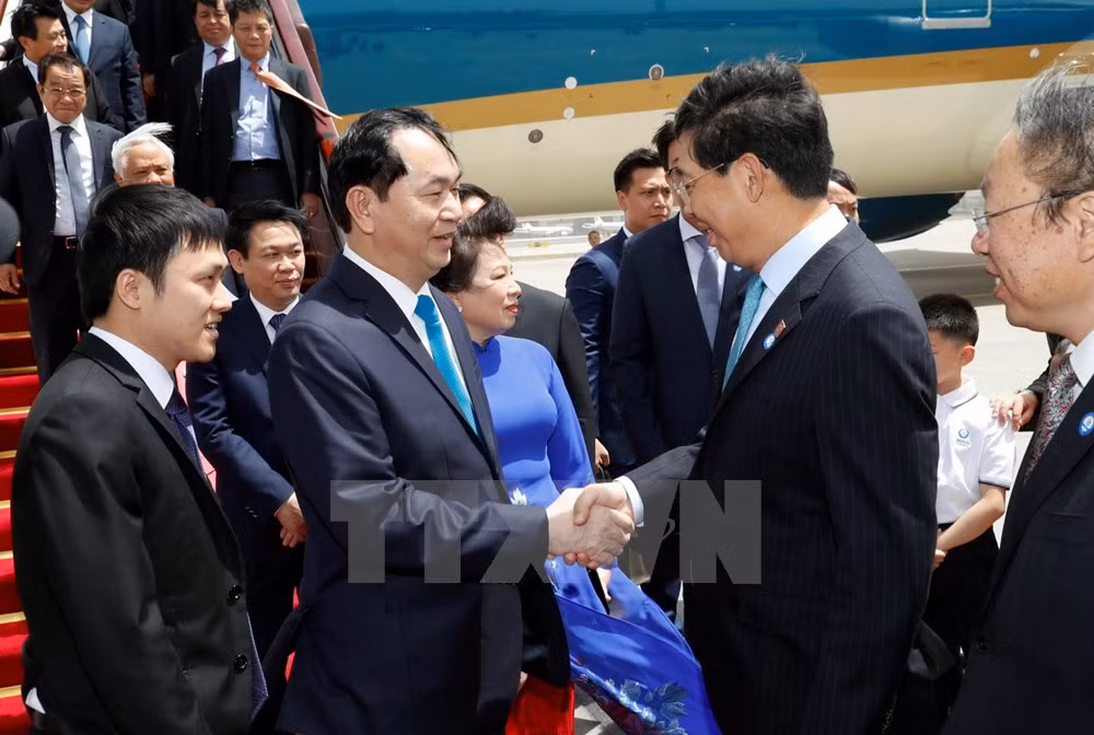 Các quan chức cấp cao của Trung Quốc đón Chủ tịch nước Trần Đại Quang và Phu nhân Nguyễn Thị Hiền tại Sân bay Quốc tế Bắc Kinh. (Ảnh: Nhan Sáng/TTXVN)