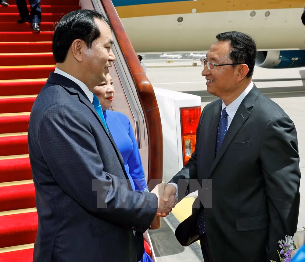 Bộ trưởng Bộ Văn hoá Trung Quốc Lác Thụ Cương đón Chủ tịch nước Trần Đại Quang và Phu nhân Nguyễn Thị Hiền tại sân bay Quốc tế Bắc Kinh. (Ảnh: Nhan Sáng/TTXVN)