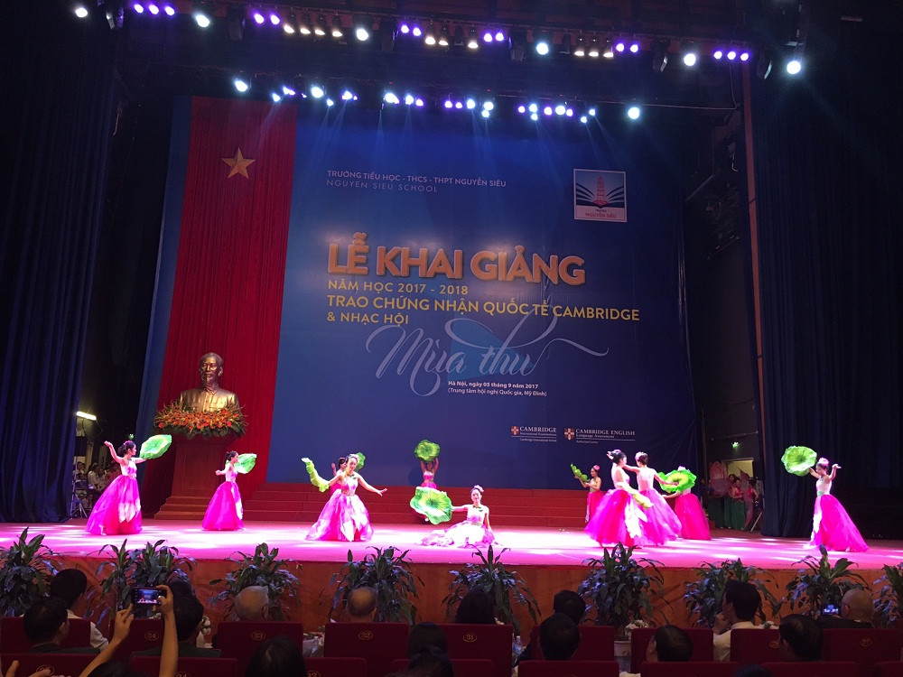 Điệu múa uyển chuyển “Hương sắc Hà Nội" của các cô giáo và nữ sinh Trường Nguyễn Siêu.