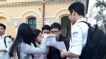 Thí sinh thảo luận sau khi hoàn thành bài thi chiều 21/3 tại Trường Trung học phổ thông Chu Văn An. (Ảnh: Thùy Linh)