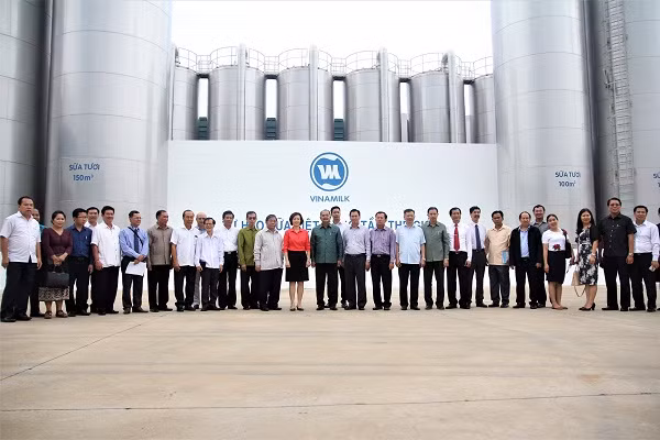 Đại diện Vinamilk và Đoàn Đại biểu Đảng Nhân dân cách mạng Lào chụp ảnh lưu niệm tại Nhà máy Sữa Việt Nam.