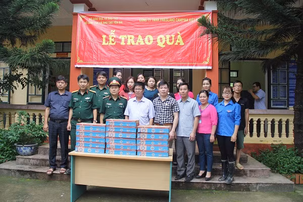 Thầy cô băng rừng, vượt suối vận động học sinh đến trường sau mưa bão ảnh 22