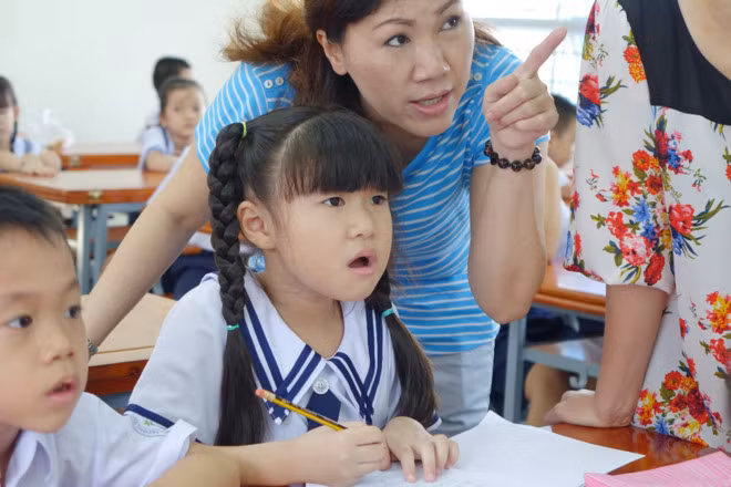 Khi trẻ vào học lớp 1 đã biết đọc thông viết thạo là không nên nhưng các em không biết gì cũng là điều bất lợi. (Ảnh minh họa: Tuoitre.vn) Khi trẻ vào học lớp 1 đã biết đọc thông viết thạo là không nên nhưng các em không biết gì cũng là điều bất lợi. (Ảnh minh họa: Tuoitre.vn)