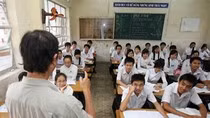 Thầy cô giáo liên tục bị trừ lương để ủng hộ, đóng góp tự nguyện. (Ảnh minh họa: Báo Lao động)