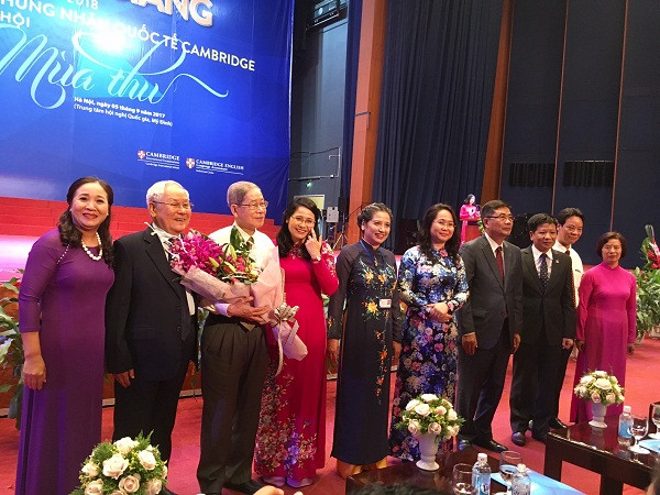 Đồng chí Nguyễn Khánh là vị lãnh đạo Đảng, Nhà nước đầu tiên đến với trường Nguyễn Siêu từ những ngày đầu thành lập và vẫn luôn dõi theo từng bước phát triển của nhà trường.