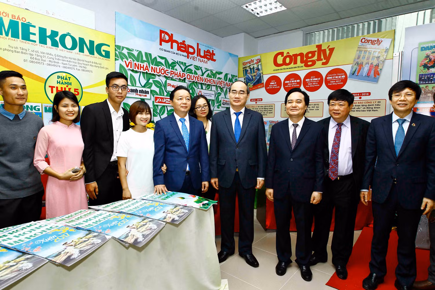 Đồng chí Nguyễn Thiện Nhân thăm các gian trưng bày báo chí tại Hội báo toàn quốc 2017