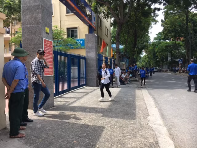 Thí sinh vội vã chạy vào trường thi cho kịp giờ quy định.