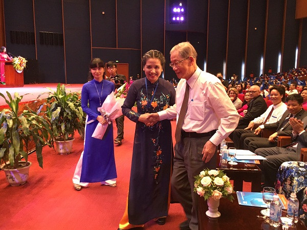 Lãnh đạo nhà trường tặng hoa đồng chí Nguyễn Khánh, nguyên Bí thư Trung ương Đảng, Nguyên Phó Thủ Tướng Chính phủ.