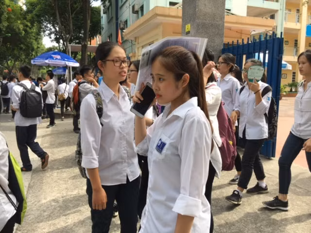 Các sĩ tử nháo nhác tìm người thân.