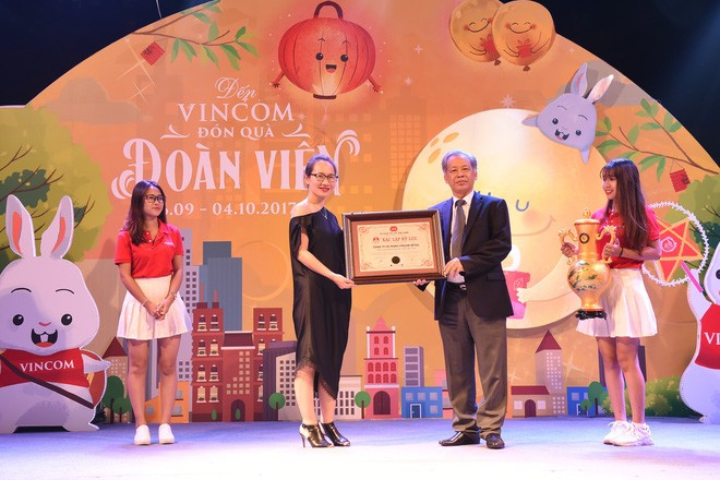 Trong đêm hội, đại diện Tổ chức Kỷ lục Việt Nam trao bằng xác nhận kỷ lục cho đại diện của Vincom Mega Mall Royal City. Với sự chuẩn bị kỳ công, "Vạn thỏ ngắm siêu trăng" đã đạt kỷ lục "Đèn Mặt trăng lớn nhất Việt Nam".