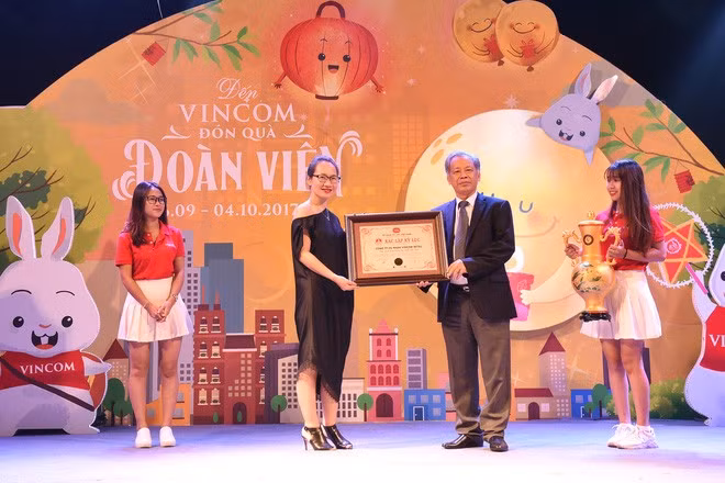Trong đêm hội, đại diện Tổ chức Kỷ lục Việt Nam trao bằng xác nhận kỷ lục cho đại diện của Vincom Mega Mall Royal City. Với sự chuẩn bị kỳ công, "Vạn thỏ ngắm siêu trăng" đã đạt kỷ lục "Đèn Mặt trăng lớn nhất Việt Nam".