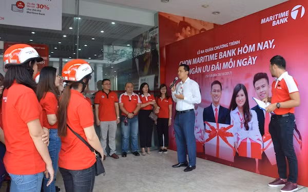Ông Huỳnh Bửu Quang – Tổng Giám đốc Maritime Bank phát biểu và động viên tinh thần cán bộ nhân viên Ngân hàng trong Lễ ra quân chương trình “Chọn Maritime Bank hôm nay, Ngàn ưu đãi mỗi ngày” tại đầu cầu Thành phố Hồ Chí Minh. Ông Huỳnh Bửu Quang – Tổng Giám đốc Maritime Bank phát biểu và động viên tinh thần cán bộ nhân viên Ngân hàng trong Lễ ra quân chương trình “Chọn Maritime Bank hôm nay, Ngàn ưu đãi mỗi ngày” tại đầu cầu Thành phố Hồ Chí Minh.