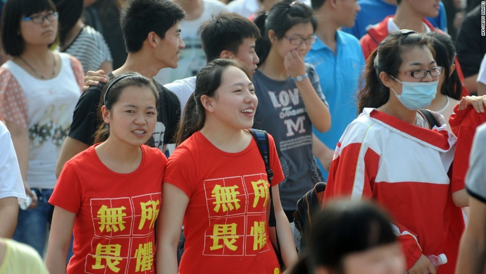 Hai học sinh mặc áo in dòng chữ “Không sợ điều gì” bước vào phòng thi trong kỳ thi đại học năm 2014 được diễn ra tại thành phố Bạc Châu, tỉnh An Huy. Có thể nói kỳ thi đại học này quyết định số phận của học sinh: nếu thi tốt, các em có cơ hội trở thành sinh viên của những trường đại học uy tín tại Bắc Kinh. Nếu ngược lại, các em chỉ có thể được nhận vào các trường cao đẳng địa phương. Hai học sinh mặc áo in dòng chữ “Không sợ điều gì” bước vào phòng thi trong kỳ thi đại học năm 2014 được diễn ra tại thành phố Bạc Châu, tỉnh An Huy. Có thể nói kỳ thi đại học này quyết định số phận của học sinh: nếu thi tốt, các em có cơ hội trở thành sinh viên của những trường đại học uy tín tại Bắc Kinh. Nếu ngược lại, các em chỉ có thể được nhận vào các trường cao đẳng địa phương.