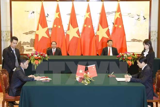 Tổng Bí thư, Chủ tịch nước Trung Quốc Tập Cận Bình và Chủ tịch nước Trần Đại Quang chứng kiến lễ ký kết Bản ghi nhớ về hợp tác thương mại điện tử giữa Bộ Công Thương nước Cộng hòa xã hội chủ nghĩa Việt Nam và Bộ Thương mại nước Cộng hòa nhân dân Trung Hoa. (Ảnh: Nhan Sáng/TTXVN)