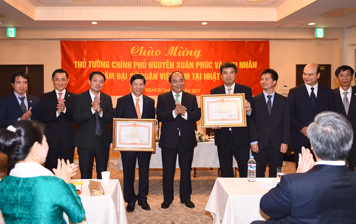 Đại sứ quán Việt Nam tại Nhật Bản và cá nhân Đại sứ Nguyễn Quốc Cường đã được nhận Bằng khen của Thủ tướng Chính phủ. Ảnh: VGP/Quang Hiếu