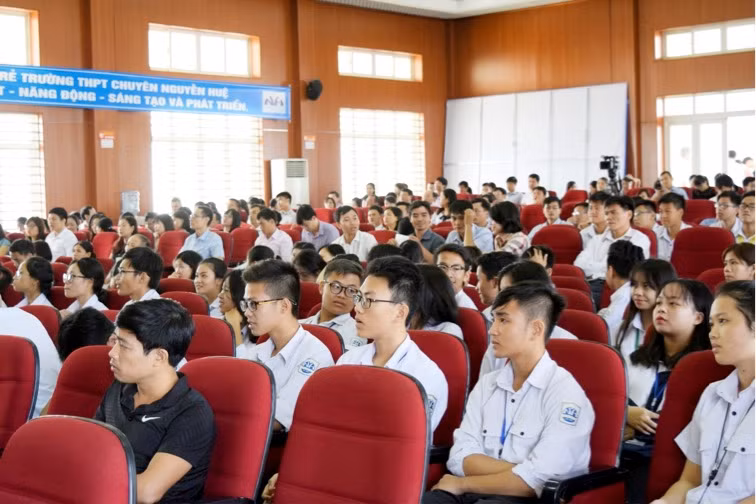 Đông đảo học sinh Trường Trung học phổ thông chuyên Nguyễn Huệ có mặt tại buổi lễ.