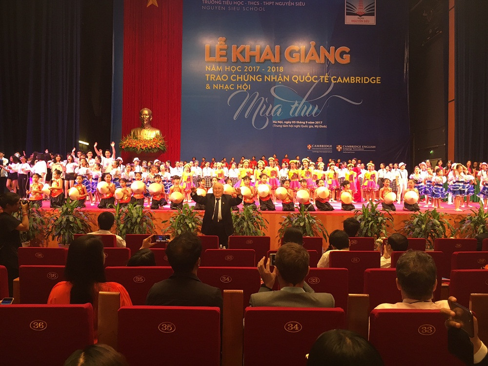 Thầy Nguyễn Trọng Vĩnh cùng bắt nhịp với các học trò cất vang "Bài ca Trường Nguyễn Siêu” trong phần kết của buổi lễ.