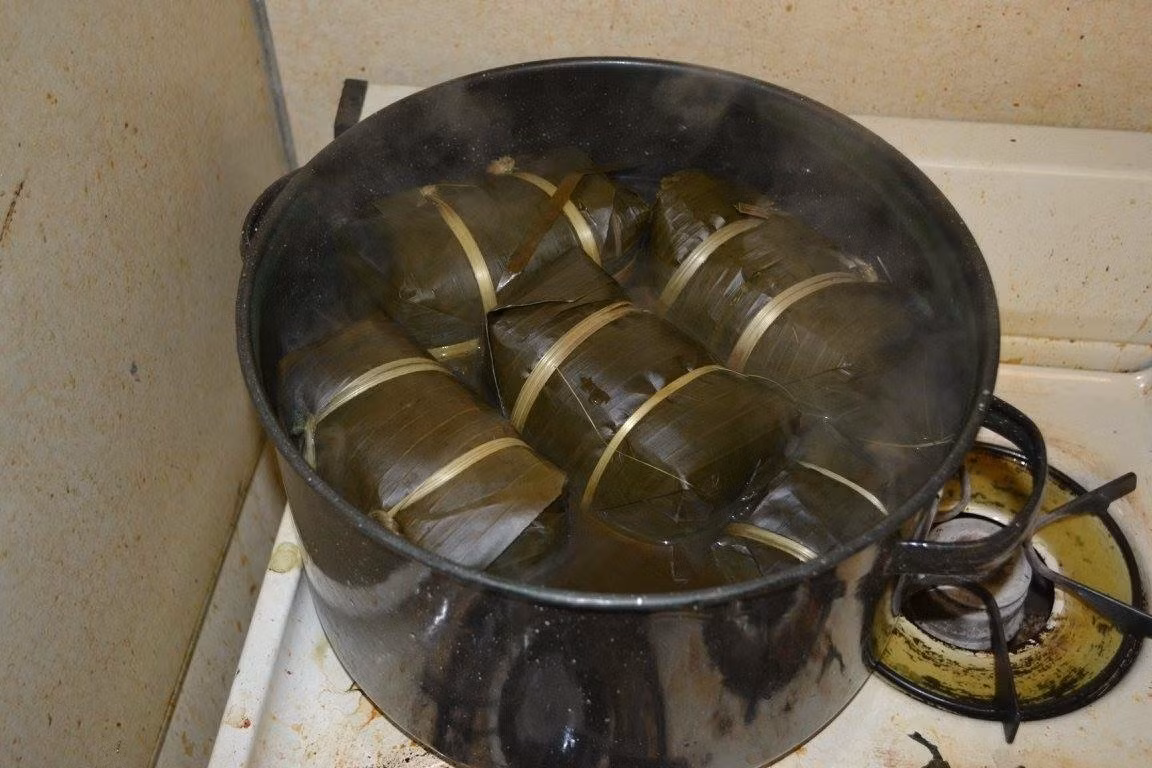 Những chiếc bánh đã được luộc chín.