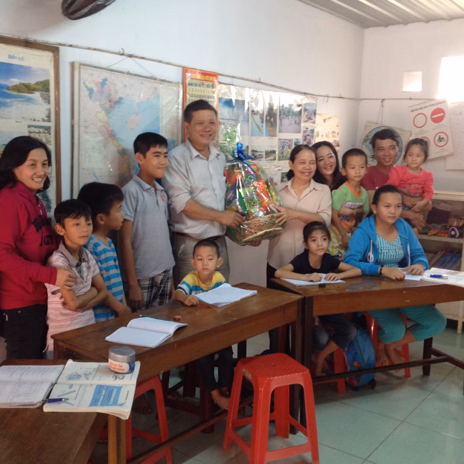 Trường THCS Tân An Trao quà cho học sinh khiếm thính. (Ảnh tác giả cung cấp)