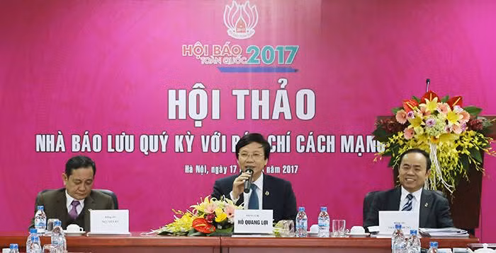 Các đồng chí: Hồ Quang Lợi - Phó Chủ tịch Thường trực Hội Nhà báo Việt Nam; Nguyễn Bé - Phó Chủ tịch Hội Nhà báo Việt Nam; Trần Bá Dung - Ủy viên Ban Thường vụ, Trưởng Ban Nghiệp vụ (Hội Nhà báo Việt Nam) đồng chủ tọa Hội thảo.