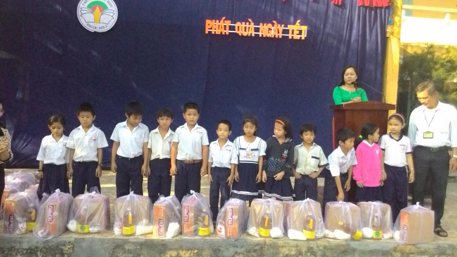 Trao quà cho học sinh nghèo trường tiểu học Phước Hội 2 . (Ảnh tác giả cung cấp)