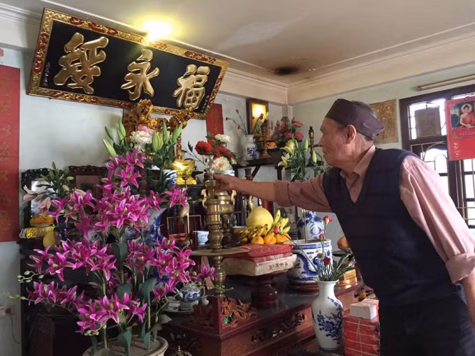 Các gia đình nên sắp xếp và lau dọn bàn thờ thật sạch sẽ trước khi cúng Tất niên. (Ảnh: phapluatplus.vn) Các gia đình nên sắp xếp và lau dọn bàn thờ thật sạch sẽ trước khi cúng Tất niên. (Ảnh: phapluatplus.vn)