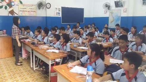 Học sinh phải vất vả học trên lớp rồi học thêm tối ngày. (Ảnh minh họa: P.L)