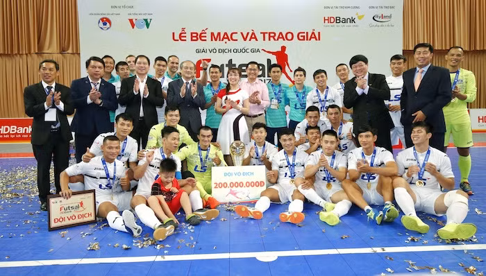 Thái Sơn Nam nhận cúp, cờ, Huy chương vàng và 200 triệu đồng. Thái Sơn Nam nhận cúp, cờ, Huy chương vàng và 200 triệu đồng.