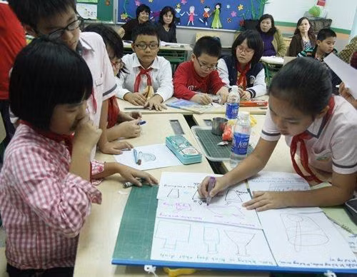 Thầy và trò đang phải vật lộn với phương pháp "Bàn tay nặn bột". (Ảnh: Giáo dục và thời đại)