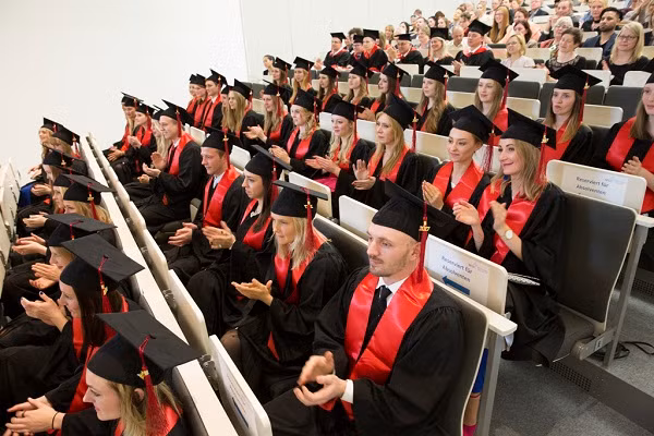 Sinh viên khoa sư phạm nhận bằng Master tại Trường Đại học Tổng hợp