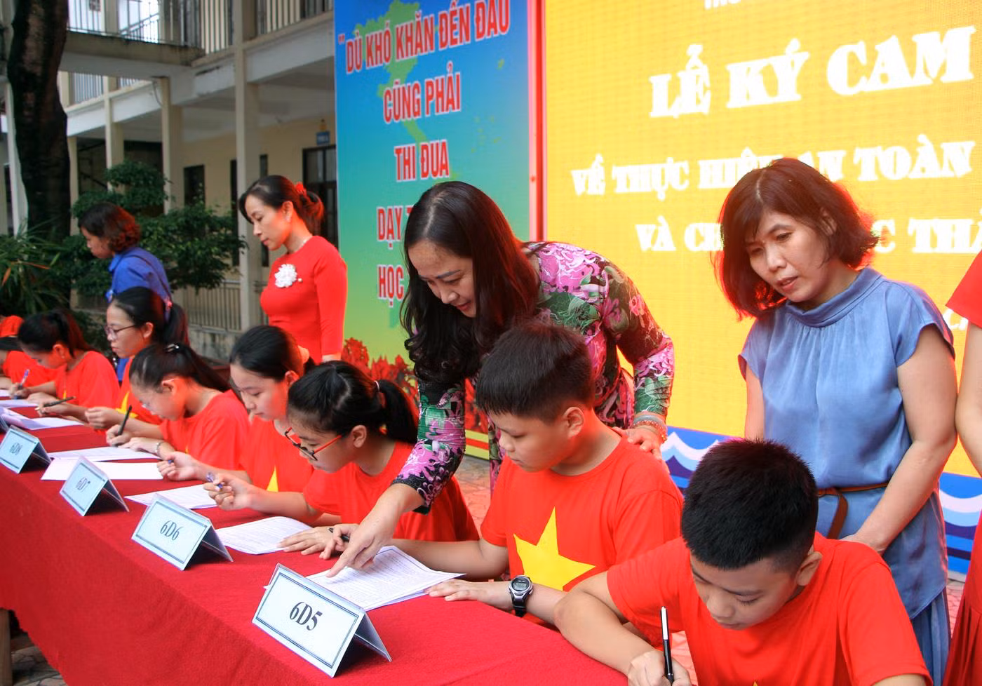 Học sinh trường Ngô Quyền cam kết an toàn giao thông, giảm rác thải nhựa