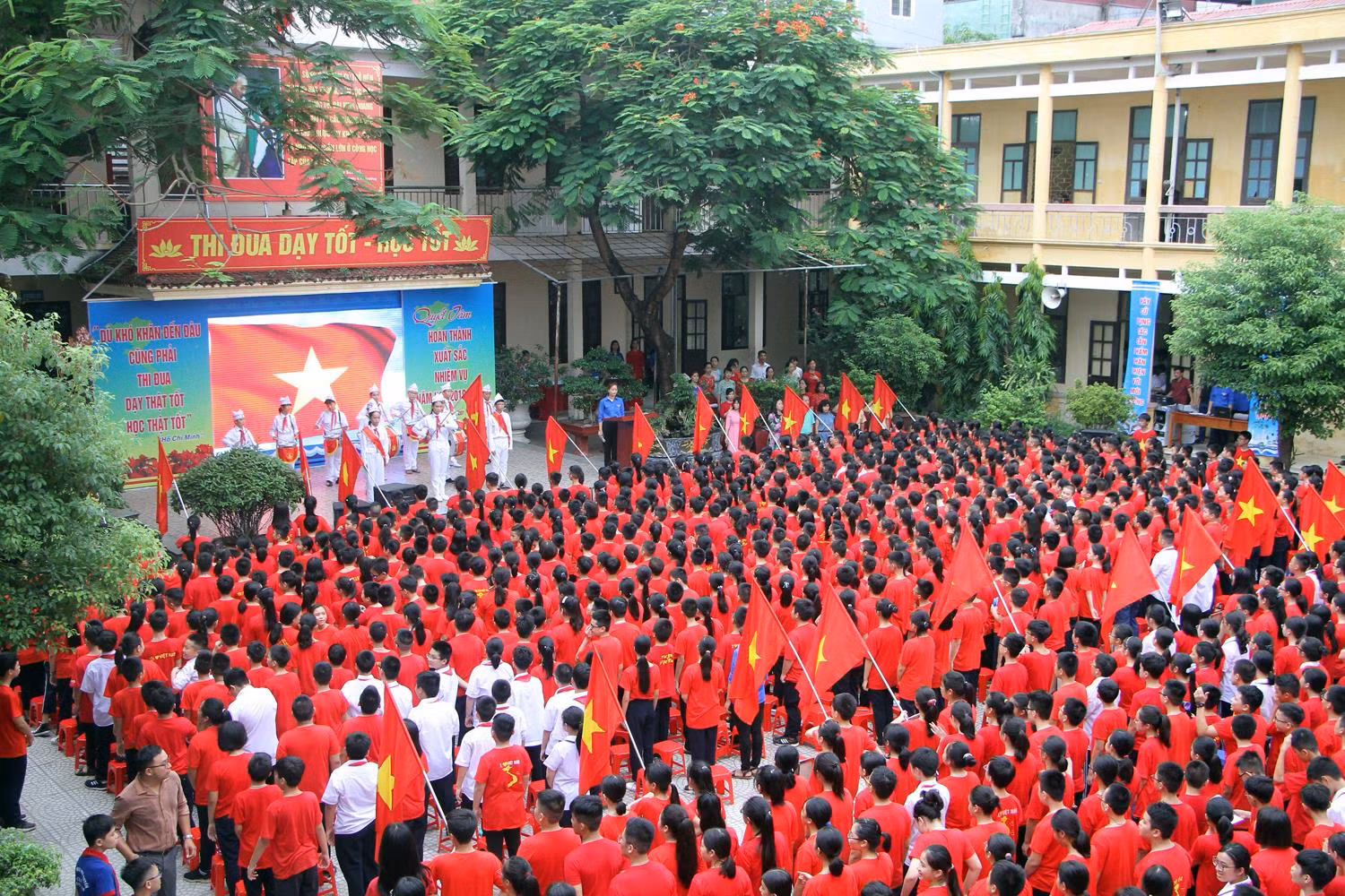 Trường Trung học cơ sở Ngô Quyền tổ chức lễ chào cờ tháng 9 (Ảnh: Lã Tiến)