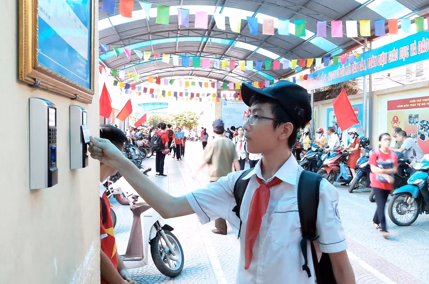 Trước khi ra về, học sinh phải quẹt thẻ từ. (Ảnh: Lã Tiến)