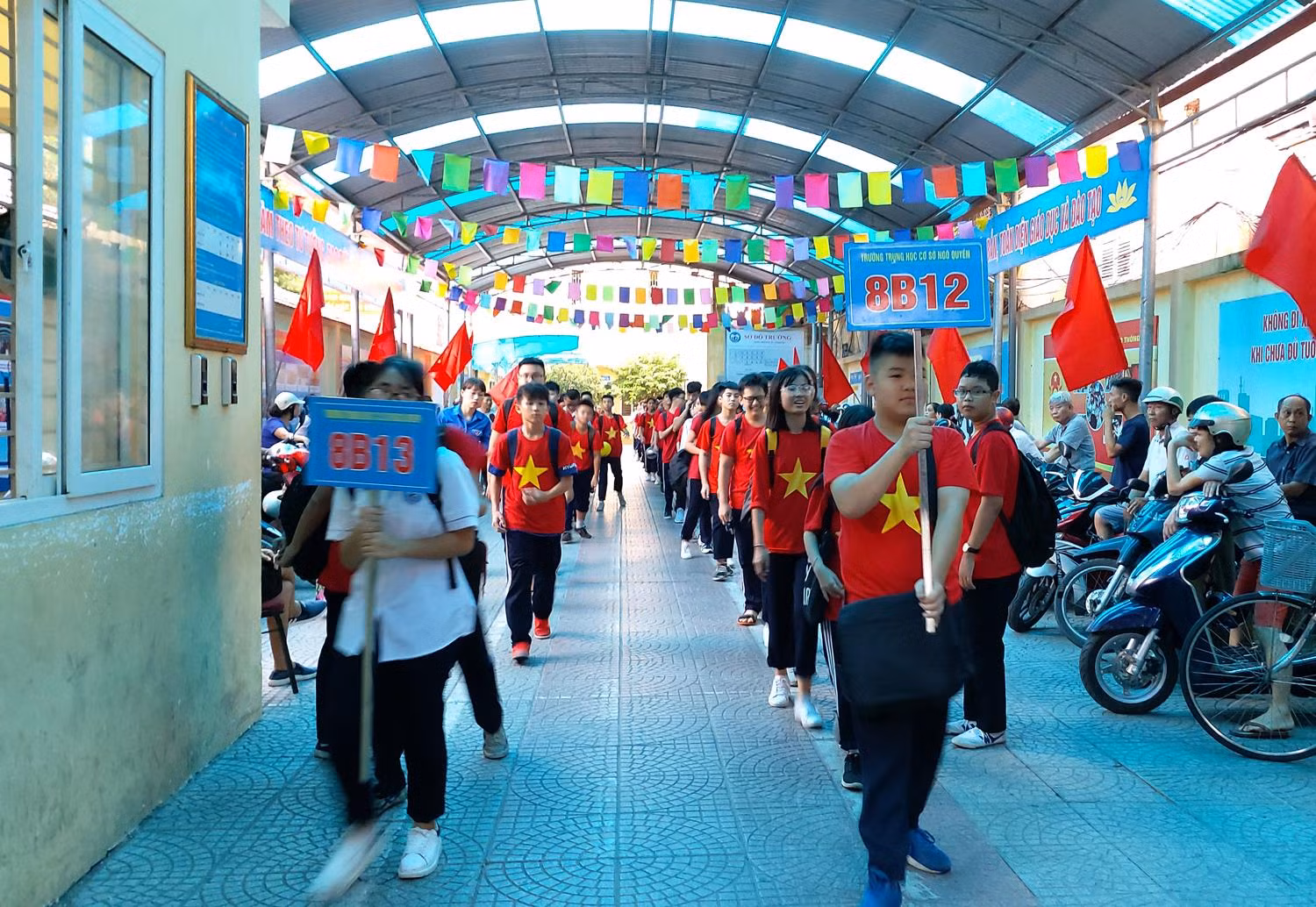 Sau khi tan học, học sinh xếp thàng 2 hàng, đi bộ ra cổng trường. (Ảnh: Lã Tiến)