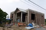 Ngôi nhà kiểu biệt thự mái Thái (ở thôn 4, xã Hoàng Động) xây dựng trên đất nông nghiệp đang trong quá trình hoàn thiện (Ảnh: Lã Tiến)