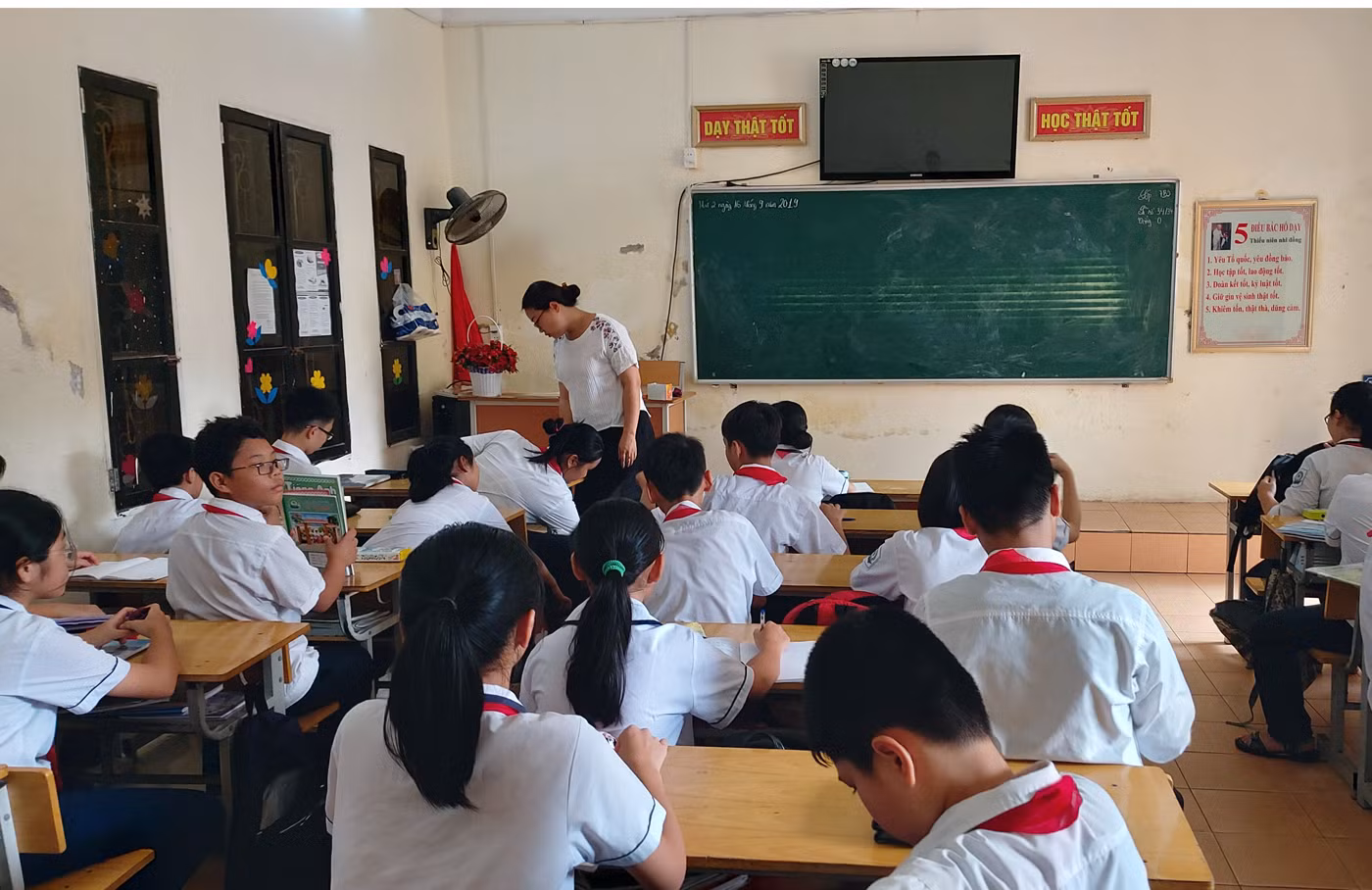 Đến giờ học tiếng Anh, học sinh khối 7,8 Trường Trung học cơ sở Lý Tự Trọng phải ngồi chơi vì không có giáo viên (Ảnh: Lã Tiến) Đến giờ học tiếng Anh, học sinh khối 7,8 Trường Trung học cơ sở Lý Tự Trọng phải ngồi chơi vì không có giáo viên (Ảnh: Lã Tiến)