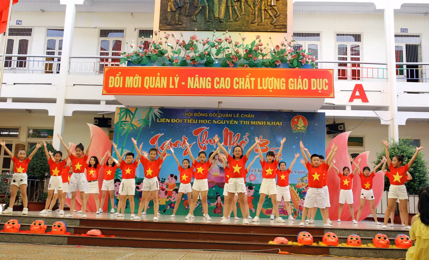 Các tiết mục văn nghệ đặc sắc do học sinh nhà trường biểu diễn (Ảnh: Lã Tiến)