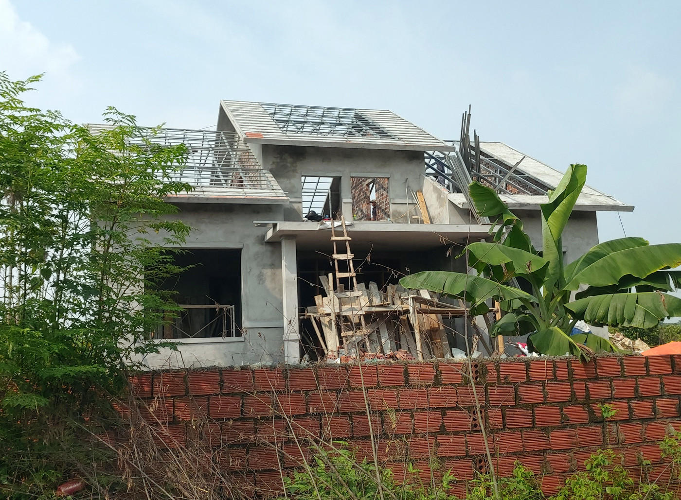 Thay vì xử phạt, yêu cầu tháo dỡ các công trình vi phạm trên đất nông nghiệp, chính quyền xã Hoàng Động lại có chủ trương "hợp thức hóa" sai phạm (Ảnh: Lã Tiến) Thay vì xử phạt, yêu cầu tháo dỡ các công trình vi phạm trên đất nông nghiệp, chính quyền xã Hoàng Động lại có chủ trương "hợp thức hóa" sai phạm (Ảnh: Lã Tiến)