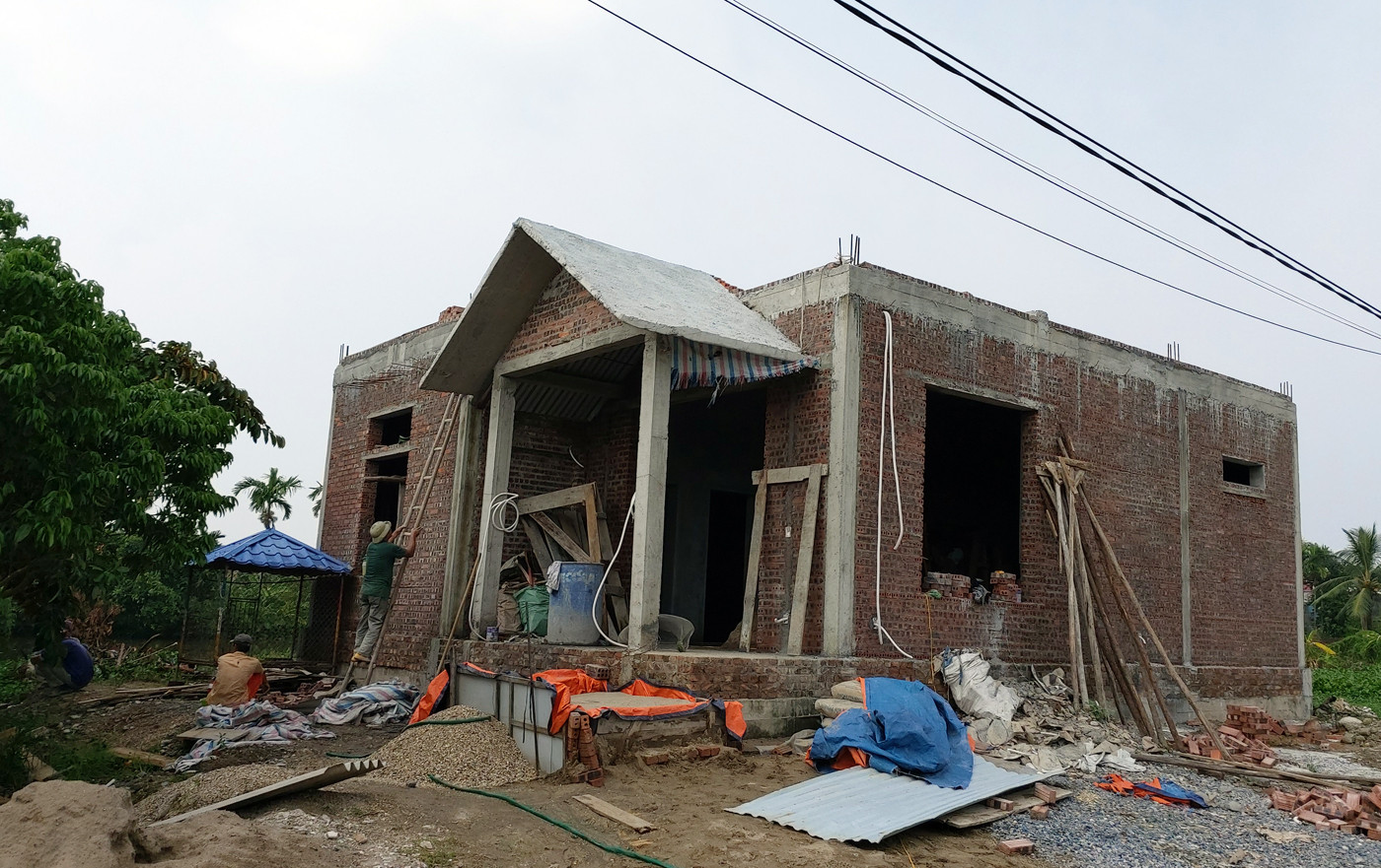 Công trình nhà ở kiểu biệt thự mái thái xây dựng trái phép trên đất nông nghiệp từ giữa năm 2019 (Ảnh: Lã Tiến) Công trình nhà ở kiểu biệt thự mái thái xây dựng trái phép trên đất nông nghiệp từ giữa năm 2019 (Ảnh: Lã Tiến)