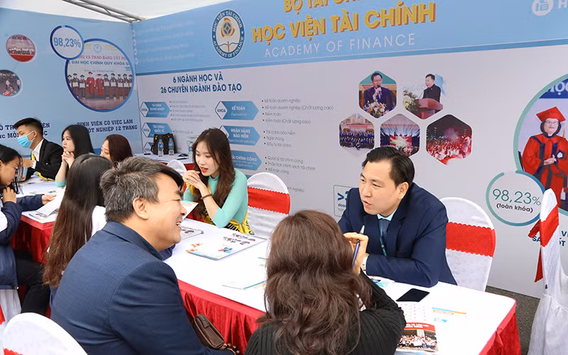 hoc-vien-tai-chinh-tiep-tuc-hanh-trinh-tu-van-tuyen-sinh-nam-2021-tai-hai-phong-3.jpg