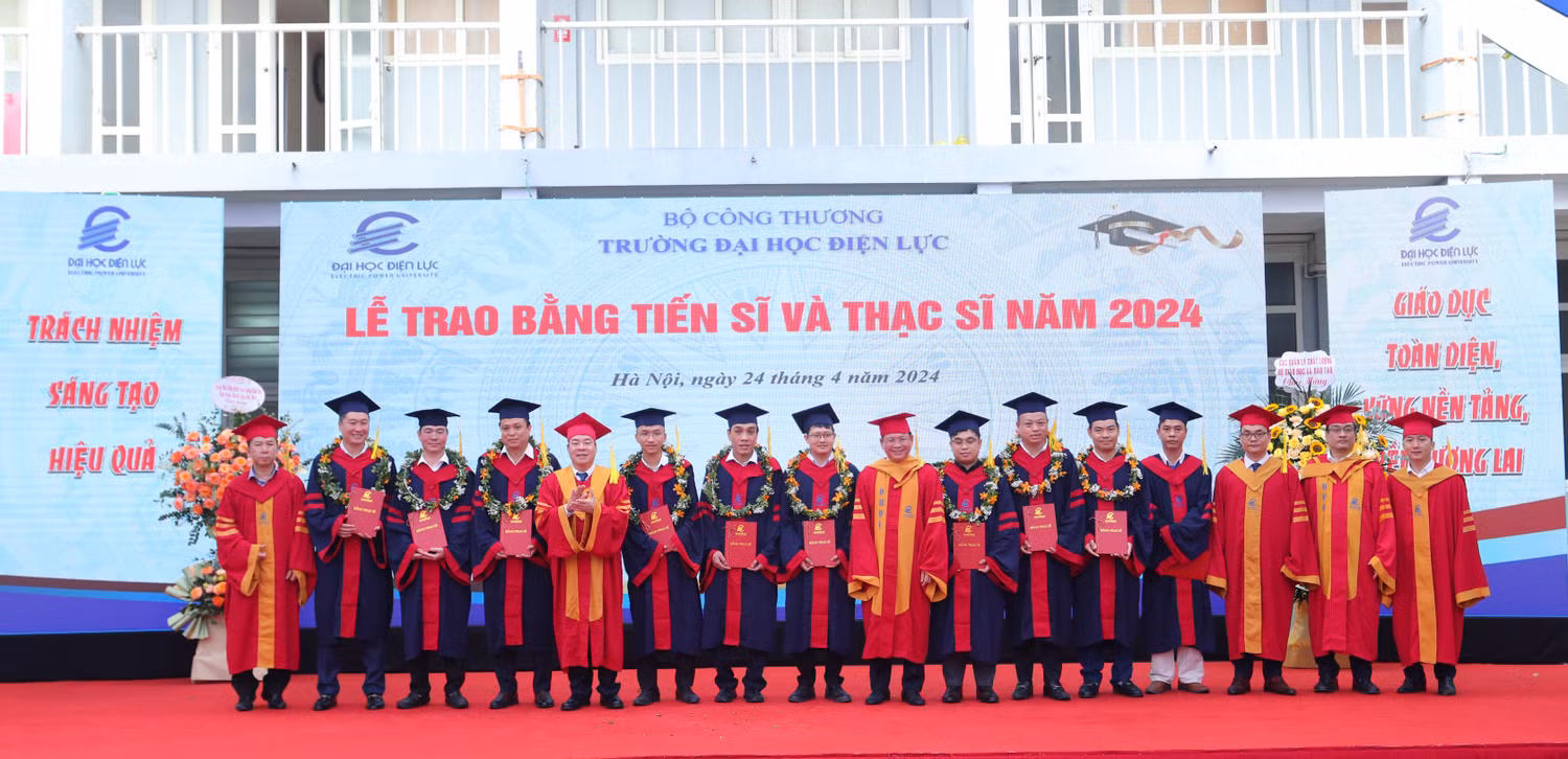 trao bằng TS, Tiến sĩ.JPG