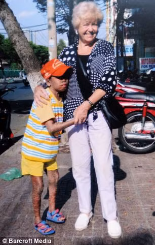Ngoài ra bà Brenda còn muốn tìm kiếm cho Minh Anh một người bạn để trông nom cậu khi bà không có mặt ở Việt Nam.