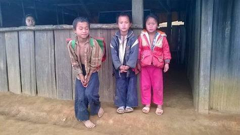 Phòng học tranh, tre tạm bợ tại điểm lẻ Phà Khốm, Trường tiểu học Tri Lễ 2 cùng với không có áo ấm nên các em học sinh nơi đây co ro trong gió rét ( ảnh LL) Phòng học tranh, tre tạm bợ tại điểm lẻ Phà Khốm, Trường tiểu học Tri Lễ 2 cùng với không có áo ấm nên các em học sinh nơi đây co ro trong gió rét ( ảnh LL)
