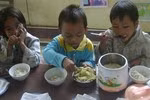 Thương bữa ăn học trò phải gánh thêm ...ông to, ông nhỏ ảnh 3