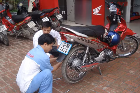 Honda Future cũng từng bị hàng loạt khách hàng "tố" chất lượng nhông xích. Theo VTC News, khách hàng phản ánh xe Future X FI mới đi hơn 6.000 km đã gặp hiện tượng xe phát tiếng kêu "lọc cọc" trong lúc lưu thông. Mang xe đến HEAD Honda để kiểm tra, khách hàng được thợ trưởng ở đây khẳng định: Hiện tượng nhông xích bị nhão ở xe Future đi được khoảng 1 vạn km không hề hiếm gặp.